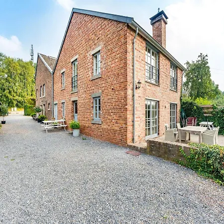 Magnificent In Sint Martens Voeren With Garden בית נופש