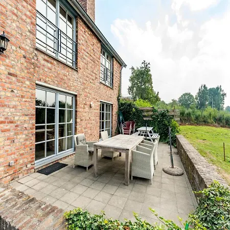 בית נופש Magnificent In Sint Martens Voeren With Garden Berg (Limburg)